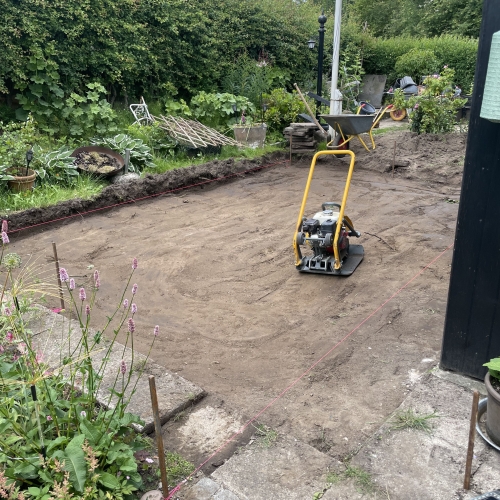 Vibrationsplade brugt til forberedelse af fliseterrasse i Ellinge.