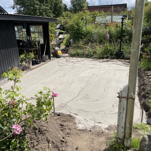 Jord bliver planeret til fliseterrasse i en have i Ellinge, nær Odense.
