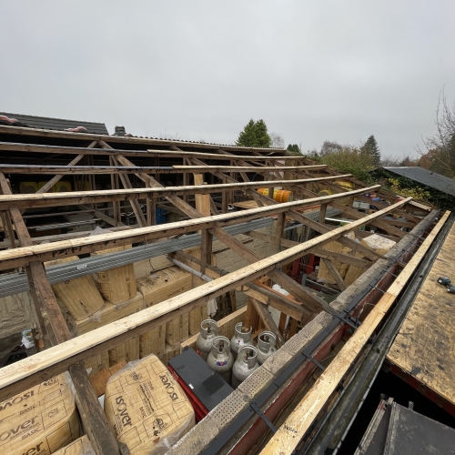 Isolering og tagarbejde under tagrenovering i Nyborg – tømrerprojekt på Fyn.