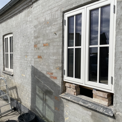 Vinduesmontering i gang – tømrerarbejde på facaden i Middelfart.