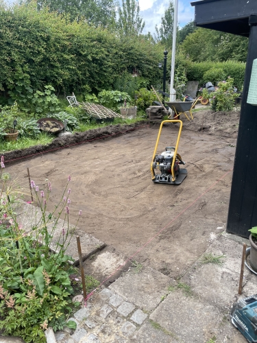 Vibrationsplade brugt til forberedelse af fliseterrasse i Ellinge.