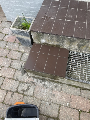 Trappe belægges med fliser af murer i Ellinge 