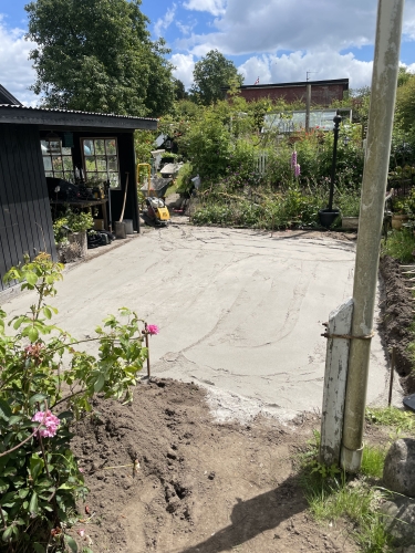 Jord bliver planeret til fliseterrasse i en have i Ellinge, nær Odense.