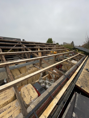 Isolering og tagarbejde under tagrenovering i Nyborg – tømrerprojekt på Fyn.